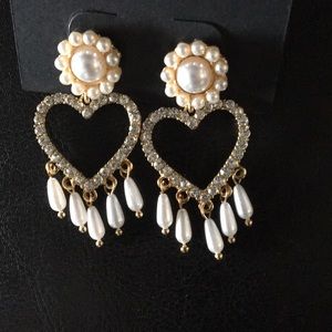New bebe Pearls & Crystal Hearts Unique Earrings